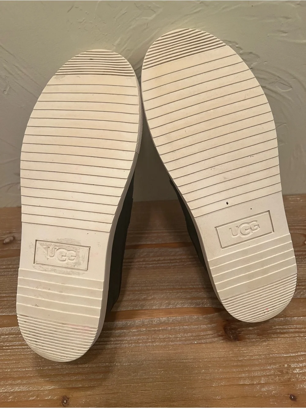 UGG Alameda Women’s Black Leather Slip-On Sneakers with White Sole Size 8 - Picture 8 of 8